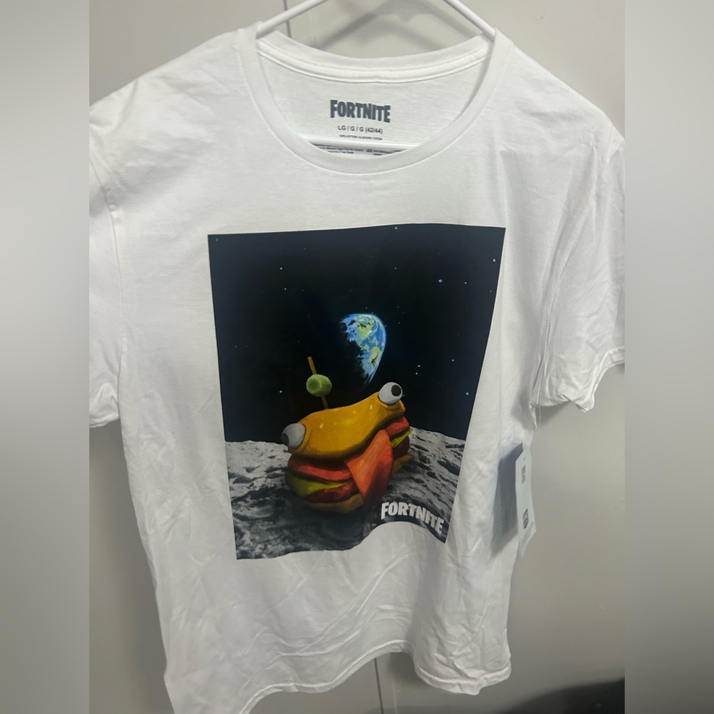 Fortnite T shirt graphic L